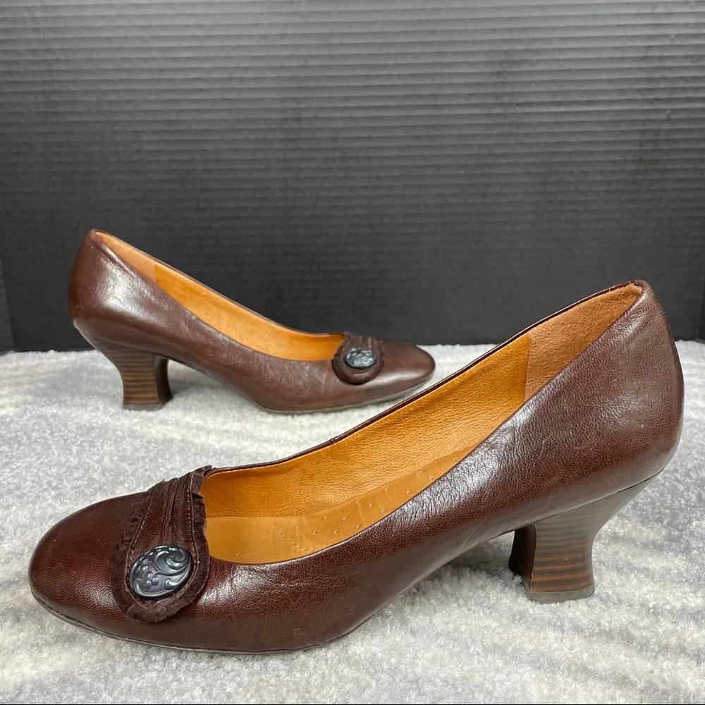 ANTHROPOLOGIE NAYA Daria Leather Rounded Toe Ruffled Button Stacked Wooden Heels